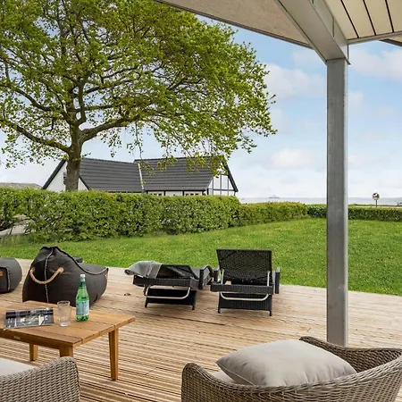 4 Bedroom Cozy In Rudkobing Дом отдыха *